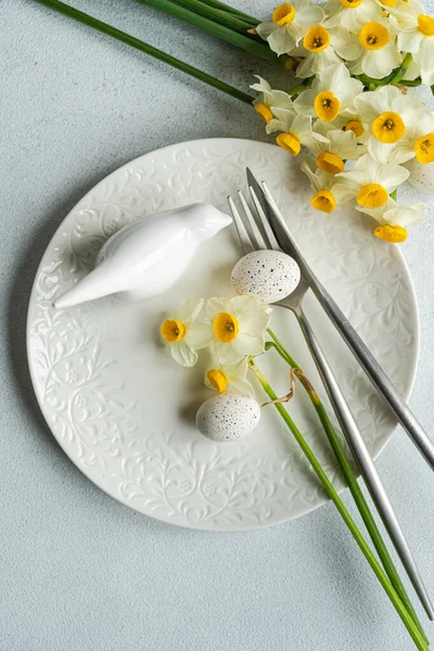 Frühling Tischdekoration Mit Narzissenblumen Auf Betongrund — Stockfoto