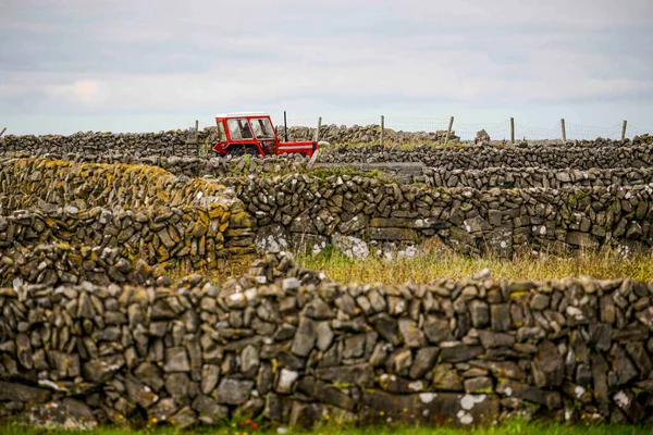 爱尔兰岛上的拖拉机 — 图库照片
