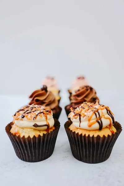 Anpassade Cupcakes Med Tjock Glasyr Och Karamell Choklad Duggregn — Stockfoto
