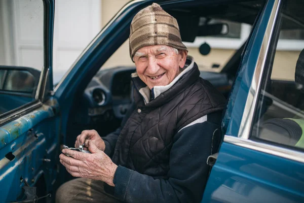 Szczęśliwy Stary Człowiek Pracownik Patrząc Aparat — Zdjęcie stockowe