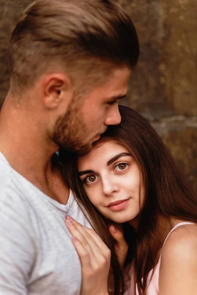 Young Girl Hugged Her Husband Shoulder — Fotografia de Stock