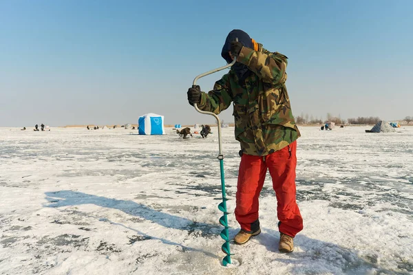 Тепло Одетый Азиат Сверлит Дыру Льду Зимой — стоковое фото