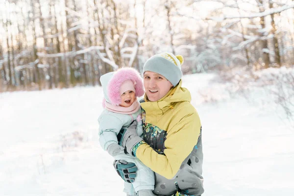 一个35 40岁的男子在冬天抱着一个一岁的女儿 — 图库照片