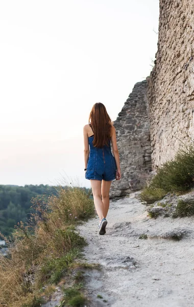 Woman Walks Castle Walls Alone Summer — Stock Photo, Image