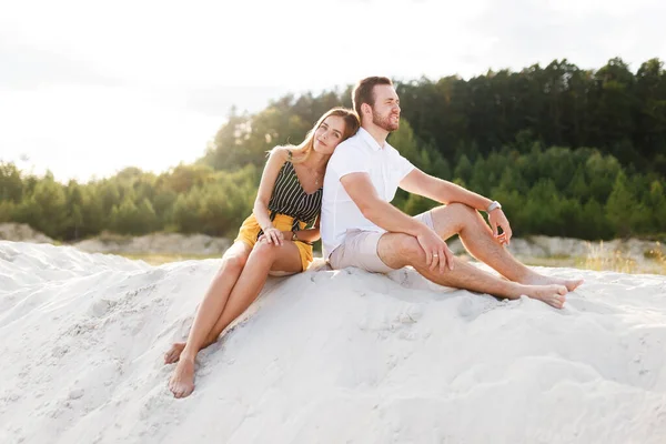 Coppia Innamorata Ridendo Seduta Sulla Spiaggia Sabbia Vacanza — Foto Stock