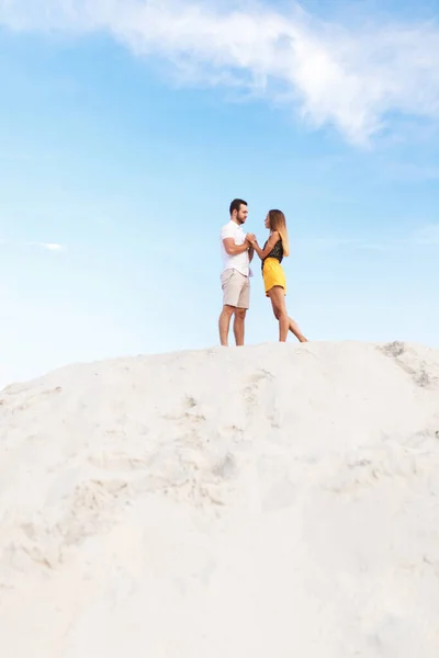 Uomo Una Donna Abbracciano Una Spiaggia Sabbia Estate — Foto Stock