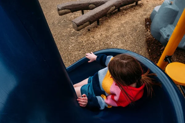 Overhead Criança Deslizando Para Baixo Slide Parque — Fotografia de Stock