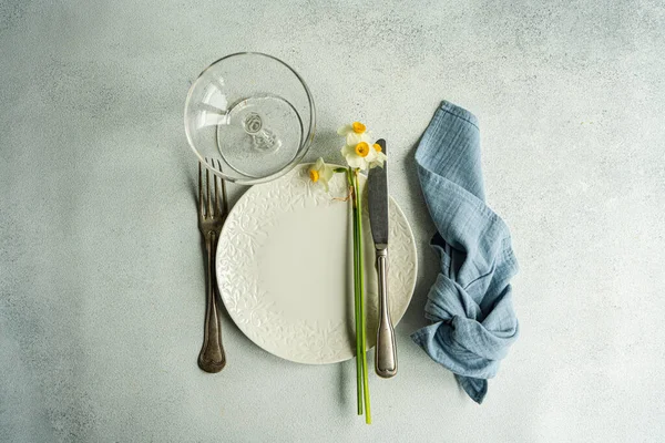 Spring Table Setting Daffodil Flowers Concrete Background — Stok fotoğraf