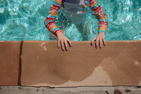 Küçük Çocuk Havuz Kenarına Tutunuyor — Stok fotoğraf