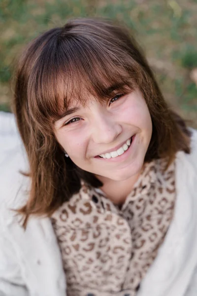 歳の笑顔の白人十代の少女の垂直肖像画 — ストック写真
