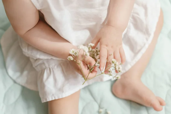 Beyaz Keten Elbiseli Jigolo Elbiseli Bir Kızın Elleri — Stok fotoğraf