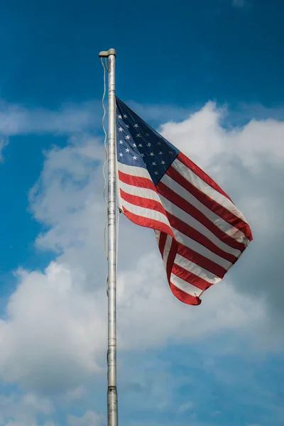 Bandiera Americana Che Soffia Nel Vento — Foto Stock
