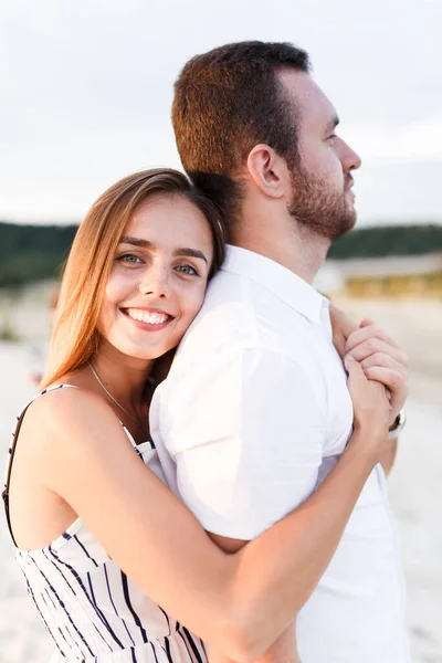 Mężczyzna Kobieta Przytulają Się Piaszczystej Plaży Lecie — Zdjęcie stockowe