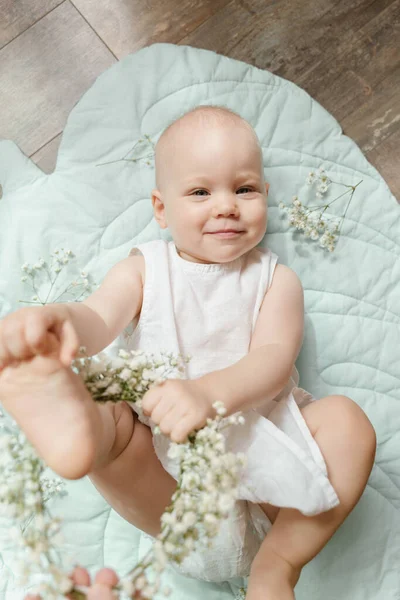 Kale Baby Meisje Een Wit Linnen Jurk Met Gypsophila Een — Stockfoto
