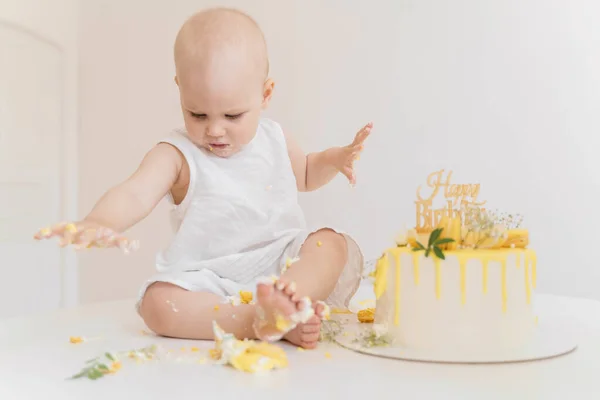 Bebê Menina Come Seu Primeiro Bolo Aniversário Com Mãos Pernas — Fotografia de Stock