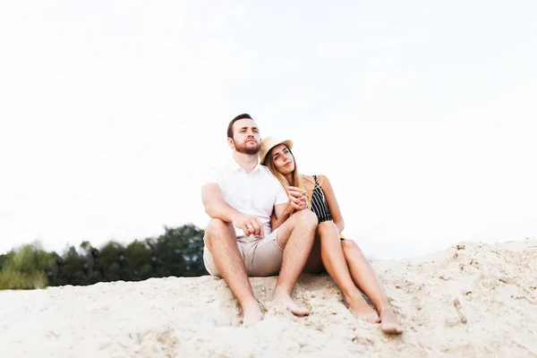 Jovem Casal Apaixonado Estão Sentados Uma Praia Areia Férias — Fotografia de Stock