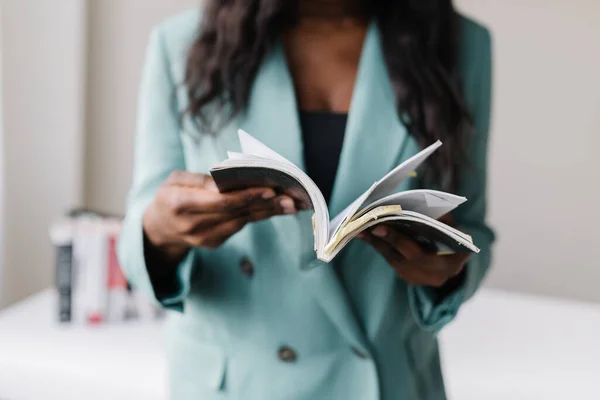 Black Businesswoman Suit Flipping Book — ストック写真