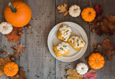 Tahta masadaki kabak çörekleri manzarası.