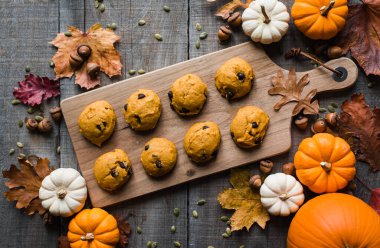 Kabak çikolatalı kurabiyelerin ahşap masada manzarası.
