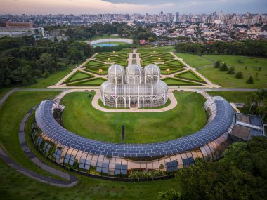 Curitiba, Paran, Brezilya Botanik Bahçesi 'ndeki cam yeşil ev ve bahçeye güzel bir hava manzarası 
