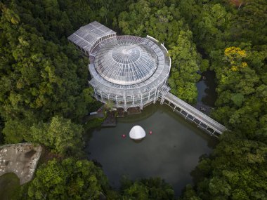 Curitiba şehrindeki yeşil alanda demir ve cam opera binasına güzel bir manzara, Paran, Brezilya 'nın başkenti. 
