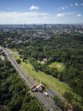 Turuncu Santa Felicidade şehir portalına güzel bir manzara yeşil alanda, Curitiba, Paran, Brezilya 'nın başkenti 