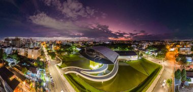 Oscar Niemeyer 'in Curitiba' daki modern mimari müzesi, Paran, Brezilya 'nın başkenti. 