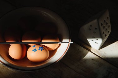 Tabakta tavuk yumurtası, boyanmış yumurta, Paskalya