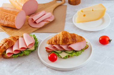 Jambonlu ve otlu kruvasan.