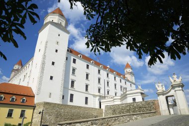 Bratislava 'da bir yaz gününde ortaçağ şatosu.