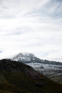 Pireneler 'deki Canfranc Vadisi' ndeki tepeler
