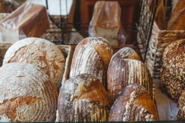 Fırındaki sepetlerdeki çeşitli ekmek somunlarının yakın plan görüntüsü