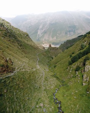 Gergeti eski kulesi, dağ vadisi, İHA 'dan fotoğraf, Georgia' da.