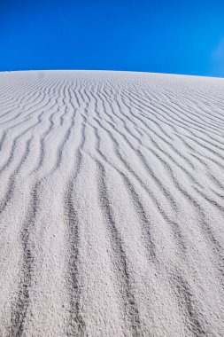 Canlı mavi gökyüzü ve New Mexico 'da beyaz kum dalgaları