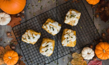 Ahşap masada serinletici rafta duran balkabağı çörekleri..