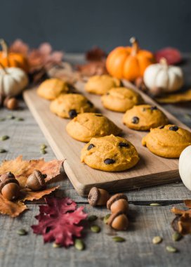 Balkabağı çikolatalı kurabiyeleri ahşap bir tahtanın üzerinde kapat..
