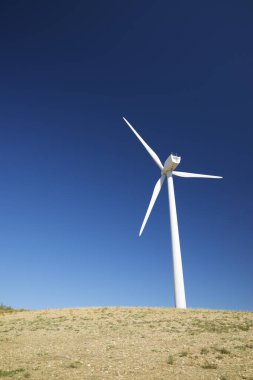 İspanya 'da elektrik üretimi için yel değirmeni.