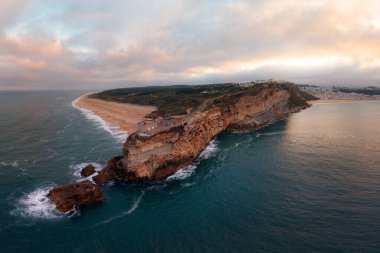 Sahildeki deniz feneri Büyük dalgalar