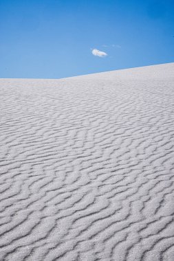 Kum tepeciği ve mavi gökyüzü ve bir bulut, Beyaz Kumlar New Mexico