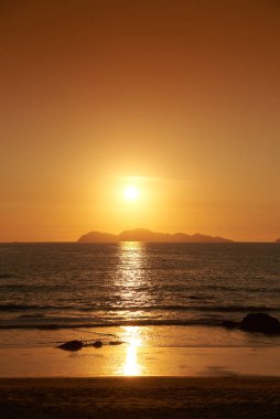 Vigo 'da gün batımı ve Cies Adaları arka plan olarak kullanılıyor.