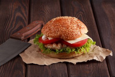 Lezzetli sığır eti, domates, peynir, salatalık, marul ile ev yapımı hamburger ızgara. Alanı ile tarifi için