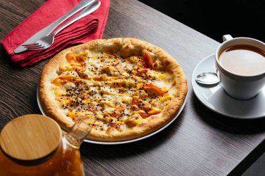 Masadaki bir restoranda tabakta pizza.