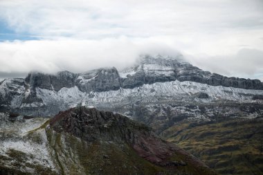 Pireneler 'deki Canfranc Vadisi' ndeki tepeler
