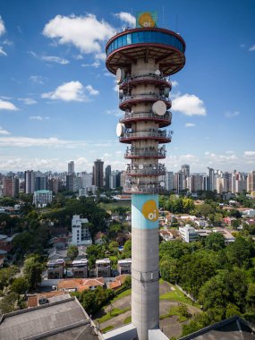 Curitiba 'daki iletişim kulesine, antenlere ve şehir binalarına güzel bir manzara, Paran, Brezilya' nın başkenti 