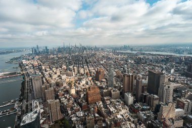 Ufuk çizgisi ve New York City, ABD 'deki binaların manzarası arttı.