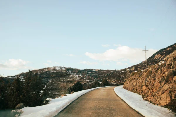 Δρόμος Στα Βουνά Που Περιβάλλεται Από Μια Κουβέρτα Από Χιόνι — Φωτογραφία Αρχείου
