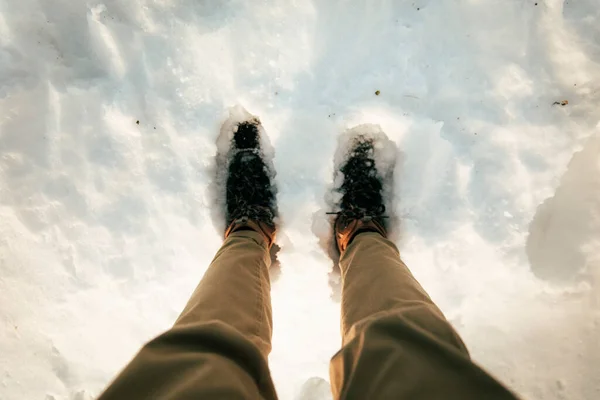 Pernas Homem Com Botas Caminhada Pisando Chão Cheio Neve — Fotografia de Stock