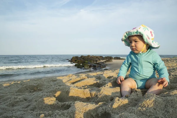 Портрет Дівчинки Сидить Піщаному Пляжі — стокове фото