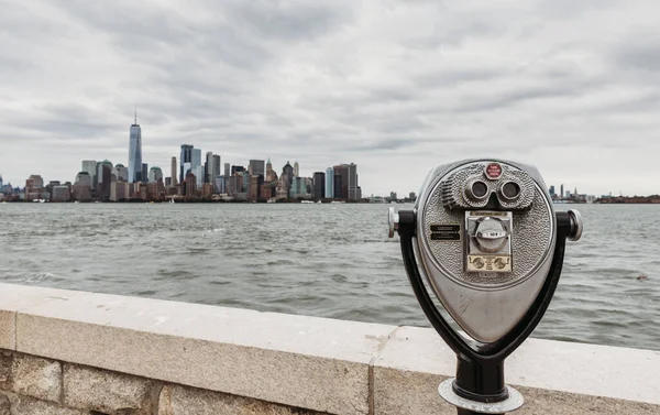 面向纽约市天际线和港口的硬币操作双筒望远镜 — 图库照片