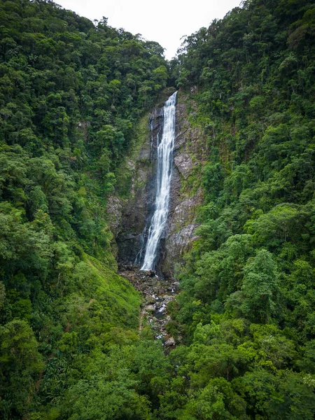 パラン ブラジルのグアラケバ地域で緑の大西洋性熱帯雨林の滝への美しい空の景色 — ストック写真